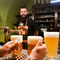 Výčepní z ciziny se v Prazdroji učili správně čepovat pivo. Zvládli i ostré směny v plzeňských hospodách